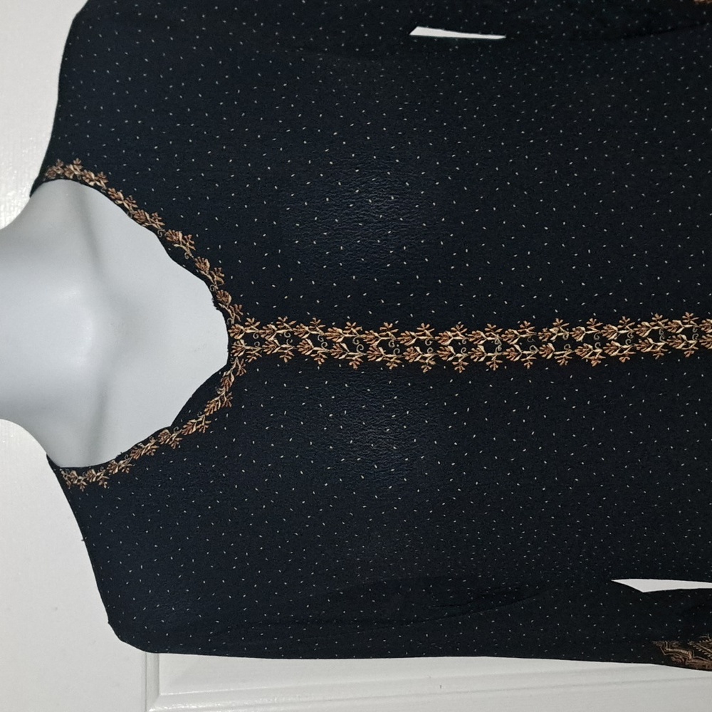 Elegant Embroidered Tunic - Picture 6 of 7
